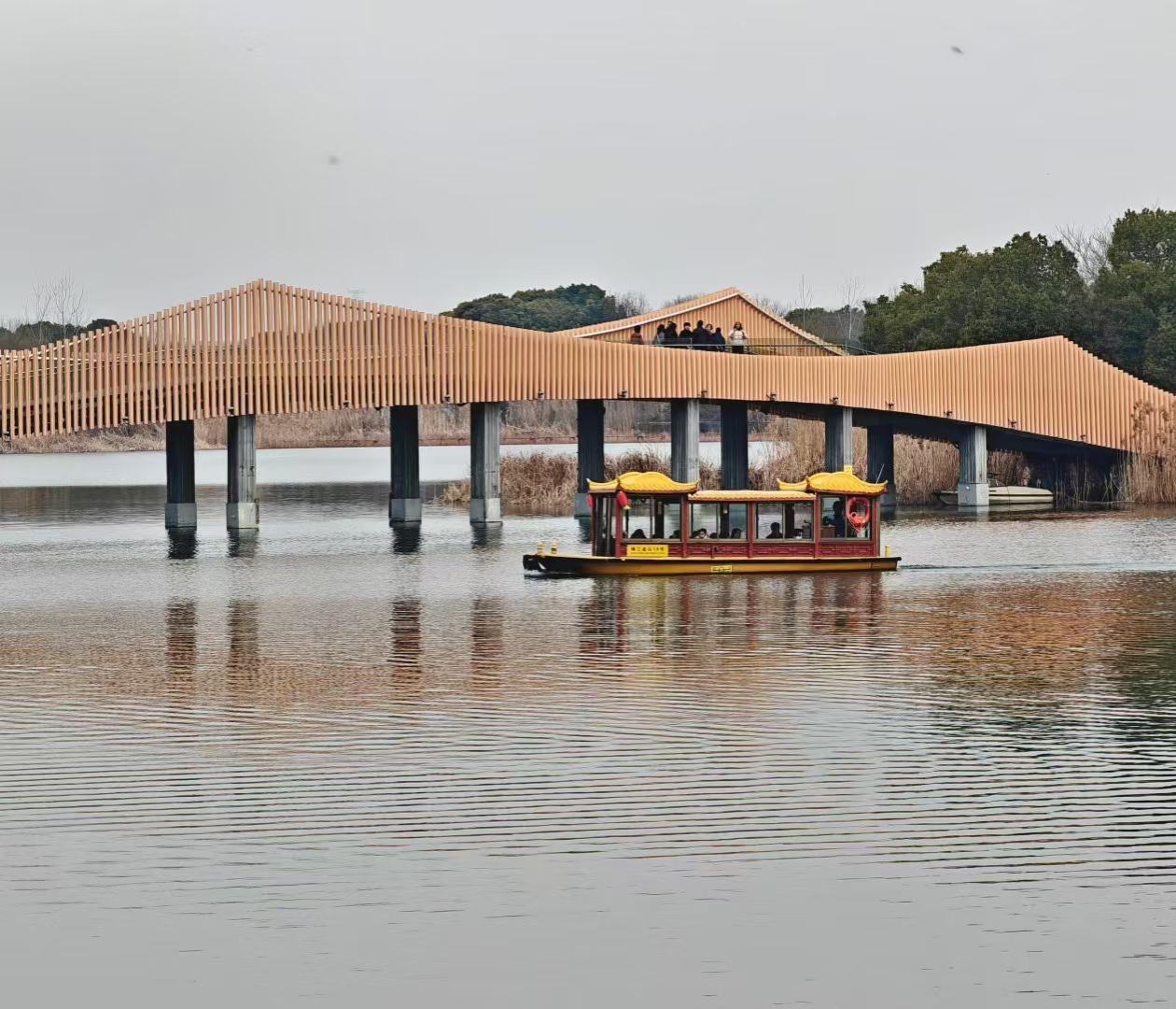 晒图笔记大赛临水而行，踏桥望远。初五迎财，不若先寻一份内心的丰盈与从容。水波温柔