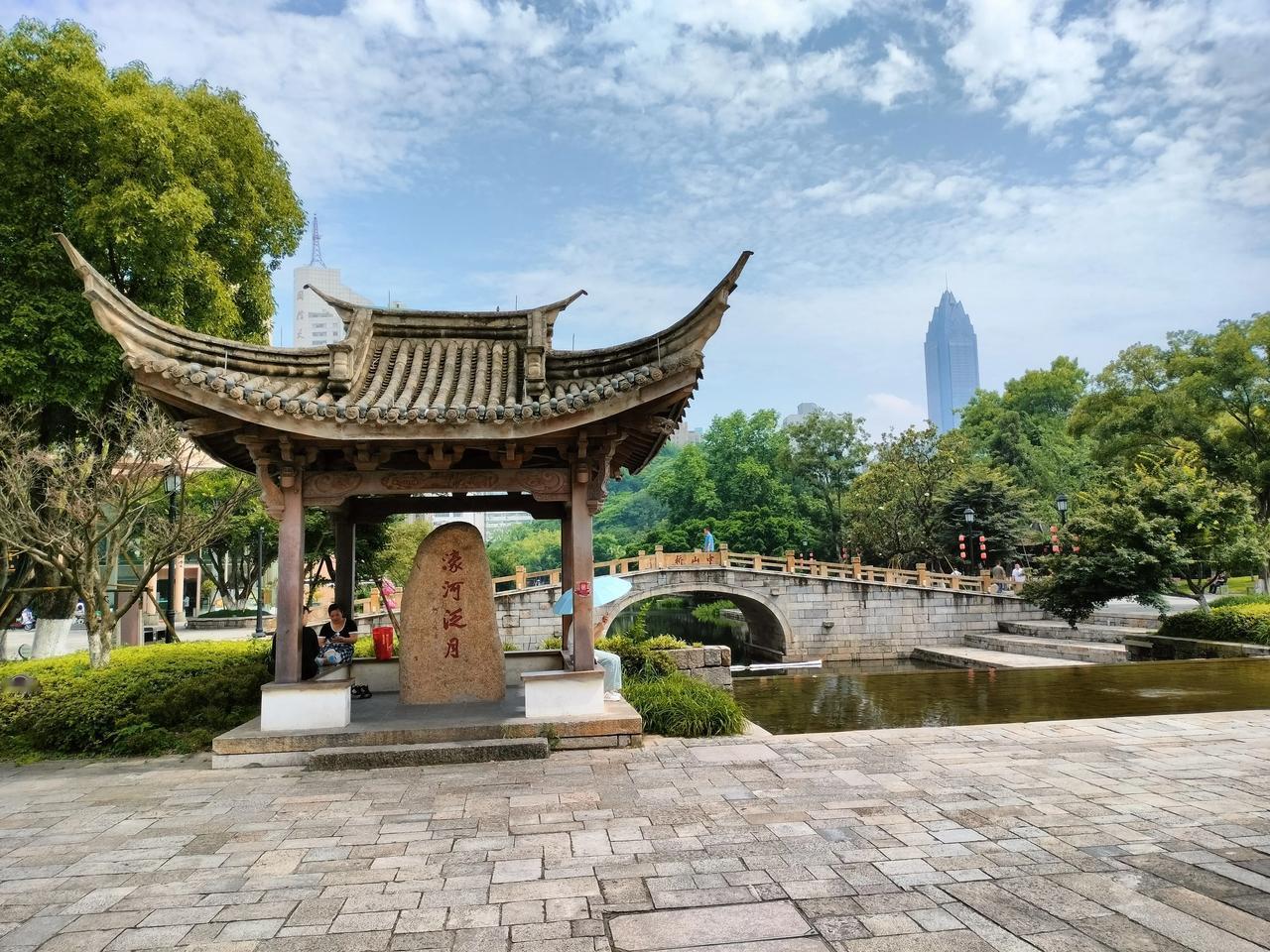 这位温州城市的造景师真是天才！
高楼，小桥，古亭，碑刻，完美地融合在一起。真是绝