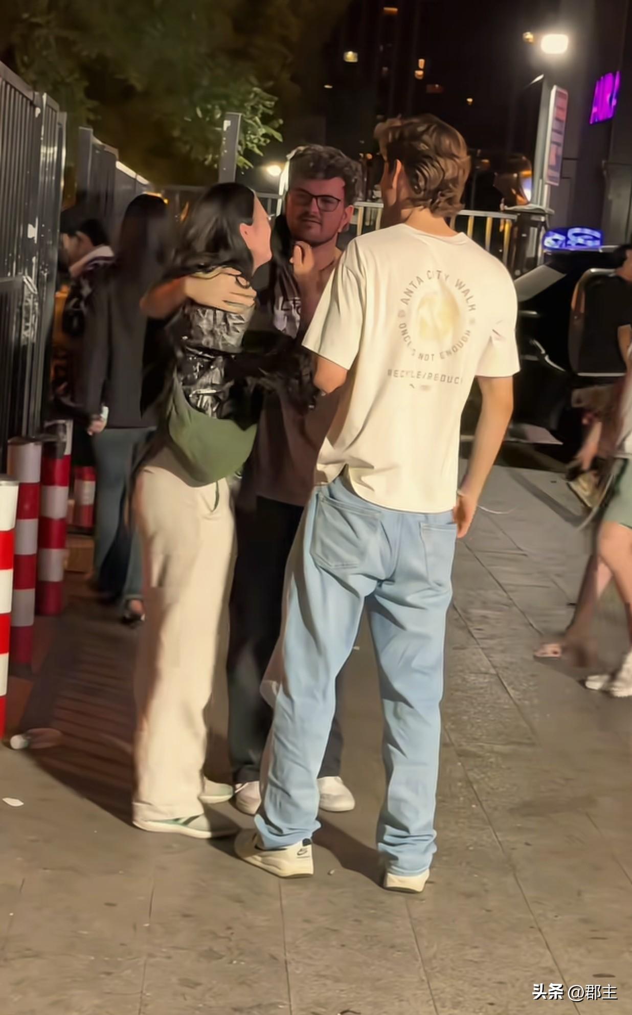 我服了，这样的同事也是被我遇到了。

我们公司是外贸公司，老板也是外国人，我们公
