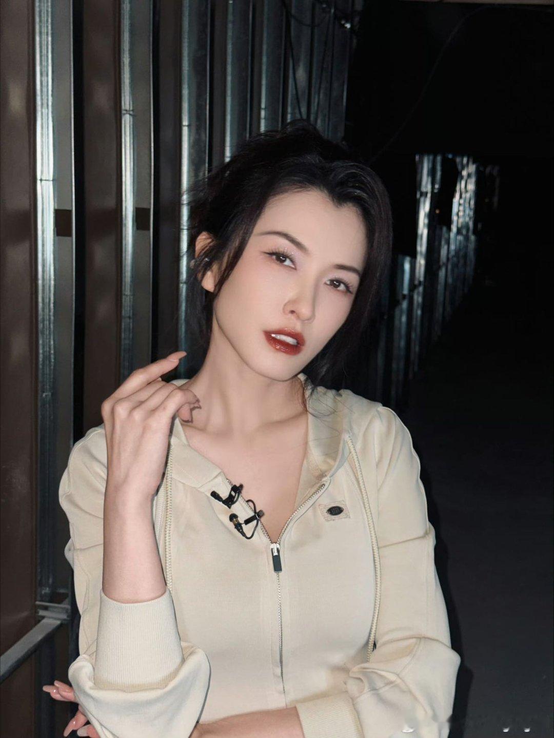 徐洁儿上一秒妈咪下一秒女鹅给徐洁儿戴无框眼镜的简直天才第一个让徐洁儿戴无框眼镜的