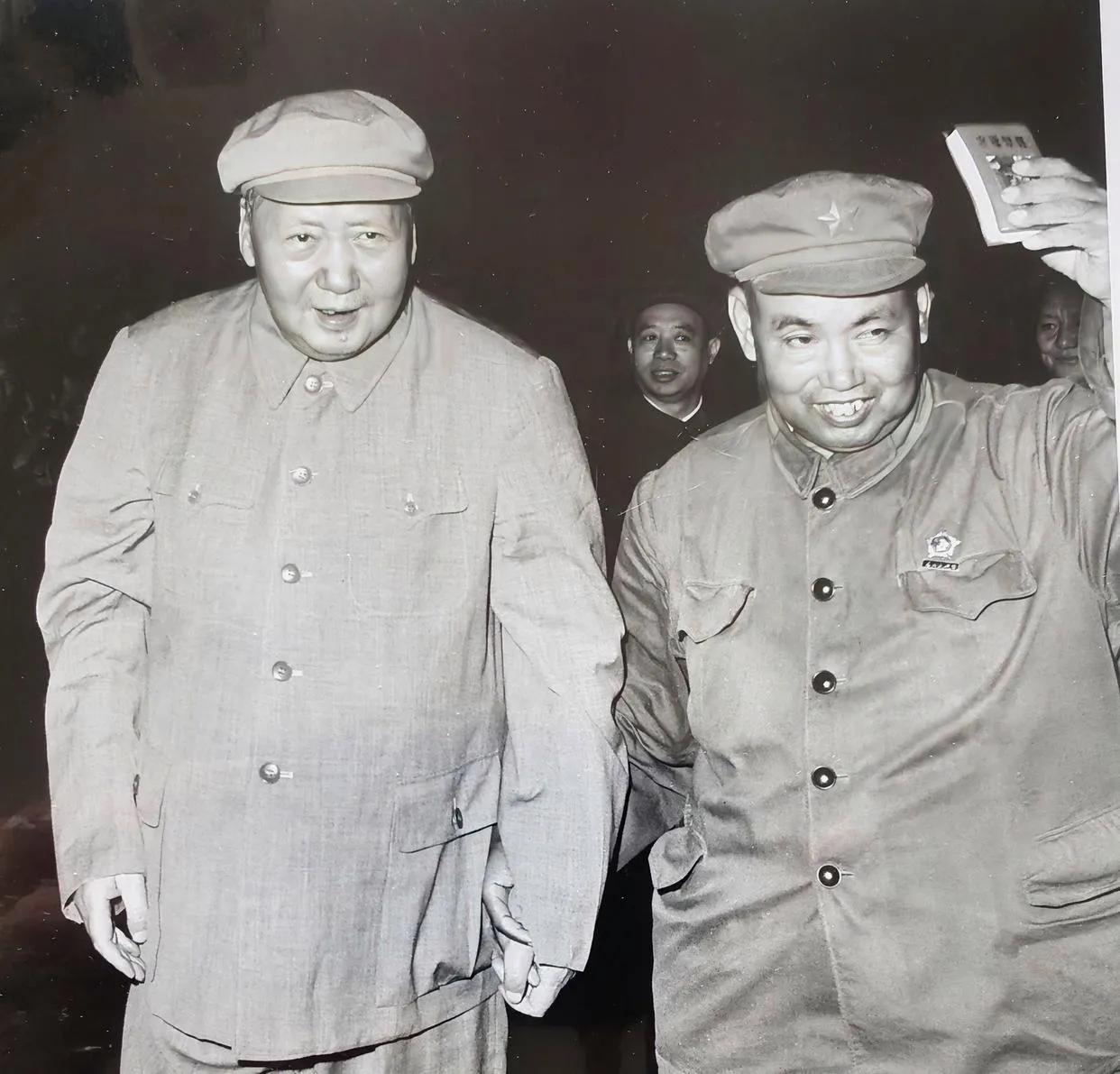 许世友是毛主席最可信赖的爱将之一，非常有个性，但对毛主席最忠诚。曾先后担任副总参