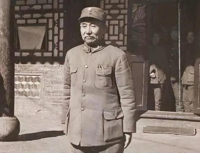 1914年，31岁的阎锡山，迎娶了14岁的小妾。新婚之夜，阎锡山却对小妾说：“我