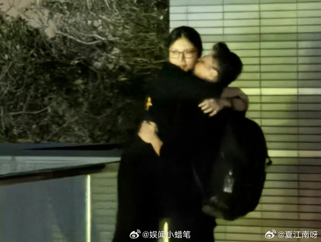 港媒新鲜抓拍徐冬冬尹子维香港山顶约会，徐冬冬像树袋熊一样紧紧环抱尹子维，画面甜度