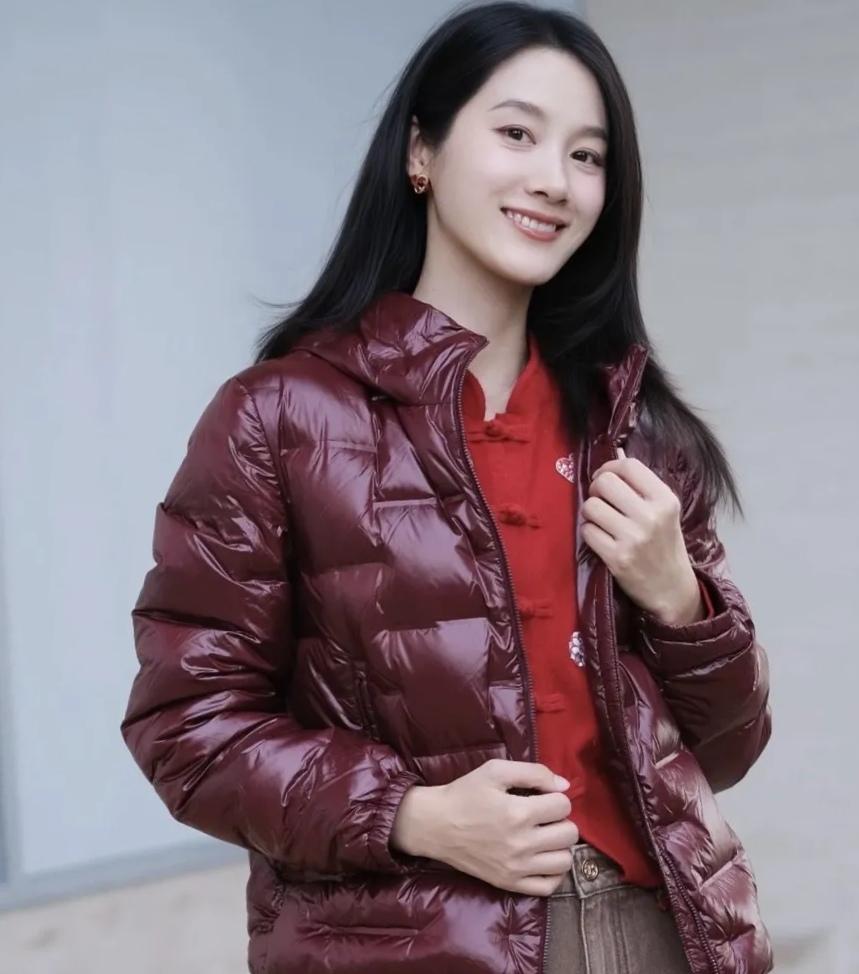 气温过山车：气候变化中的悖论
 
当南京街头的人们在12月的暖阳中脱下外套，又在