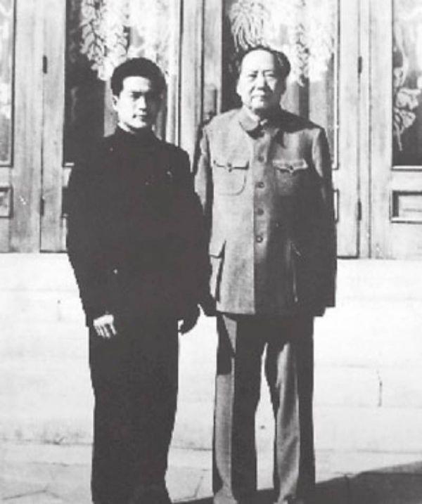 1961年3月18日，庐山脚下仍飘着细雨。新婚第二天，封耀松牵着郑义修进了毛主席