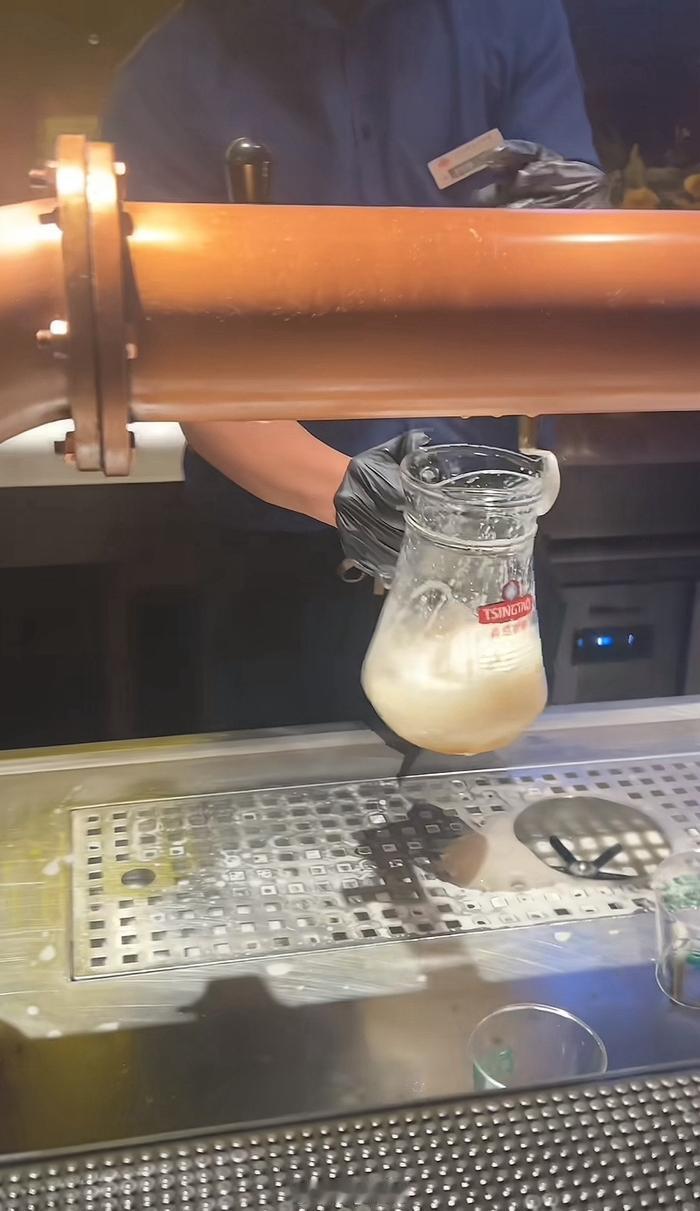 青岛啤酒厂的各种酒绝对是喝不完的，无论游客再多，如果能把青岛啤酒喝完那就神奇了。