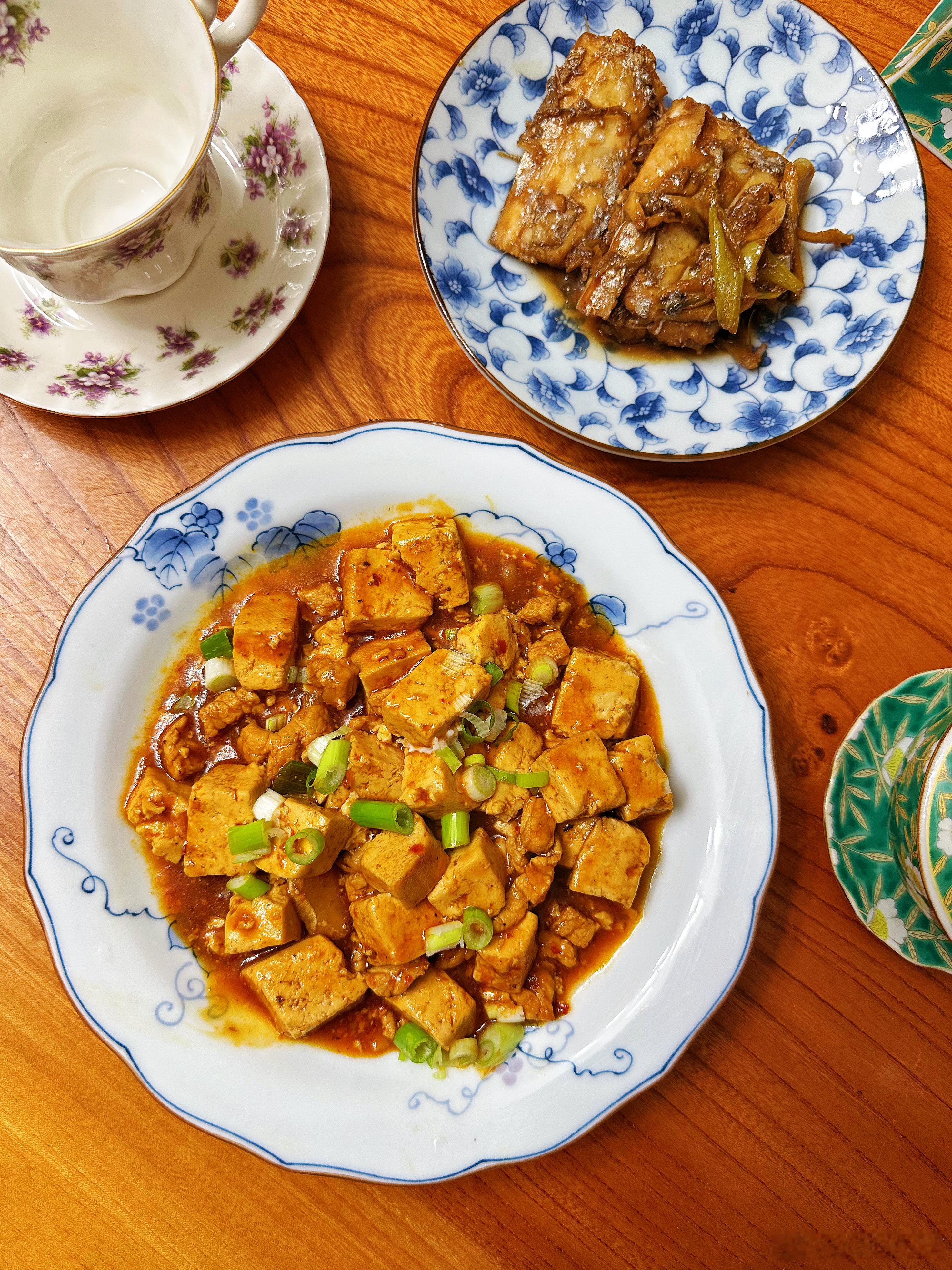 晚上突然想吃麻婆豆腐，买了不到两块钱的豆腐就做了这么一盘，还是自己做饭省啊。随手