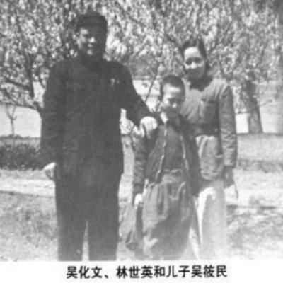 吴化文在济南起义前，也曾一度动摇，一天他喝得醉醺醺回家，一见姨太太林世英，就掏出