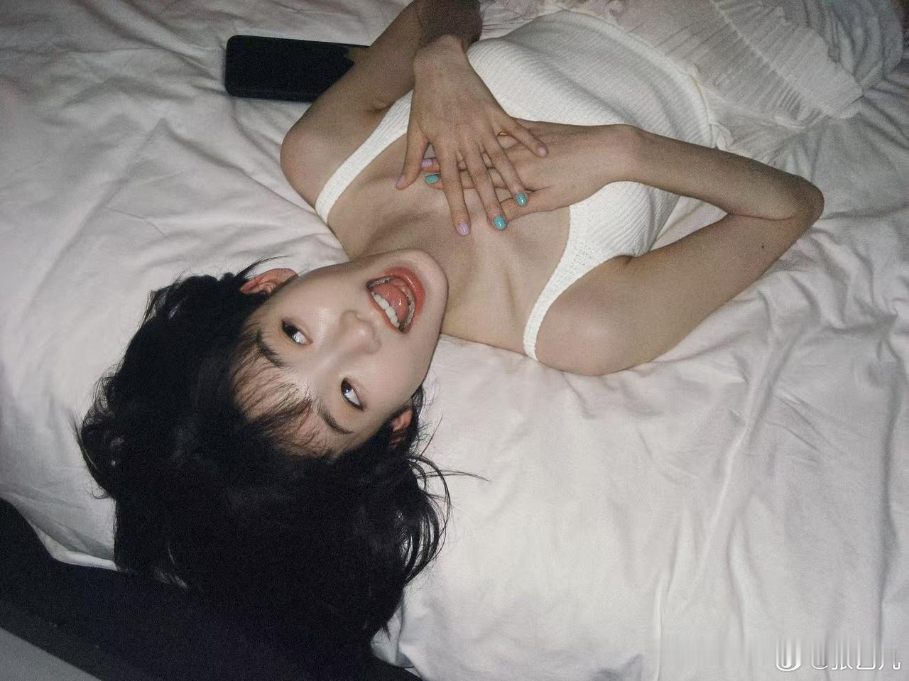 张艺凡分享图片
