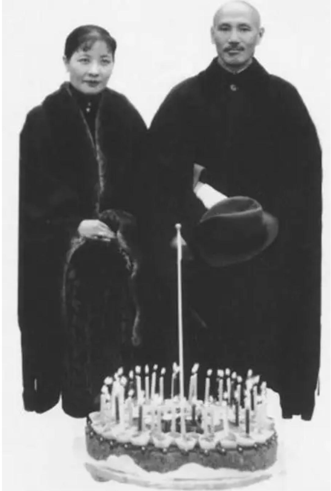 1936年10月31日，蒋介石与宋美龄在洛阳庆祝蒋50岁生日，说是为了“避寿”，
