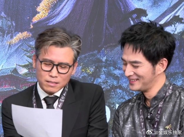 李乃文不懂aka杨洋 自我介绍时的小设计又灵又有趣，笑起来的样子像刚做完恶作剧的