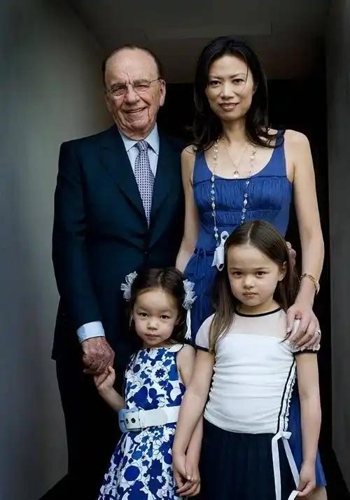 1999年6月，67岁的默多克为了迎娶邓文迪，与第二任妻子安娜离婚。
 
分得1