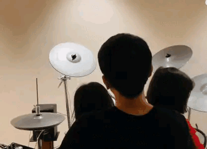 张杰俩女儿陪他过父亲节

        张杰晒出的视频引来了无数的网友关注和评