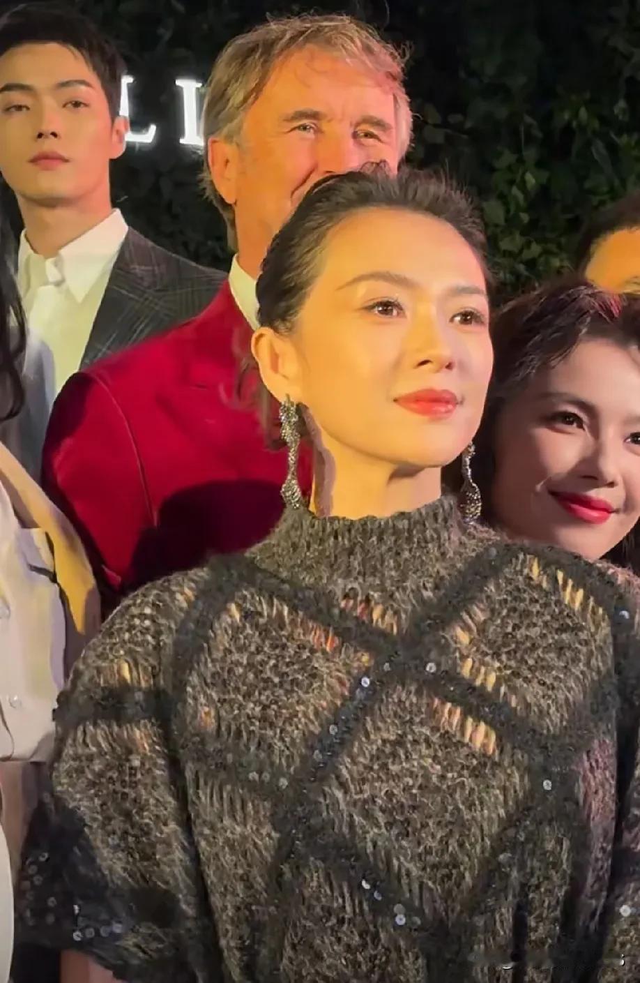 章子怡真的是绝了，每次亮相都那么自信满满，一副老娘最美的样子，真是让人佩服啊！她