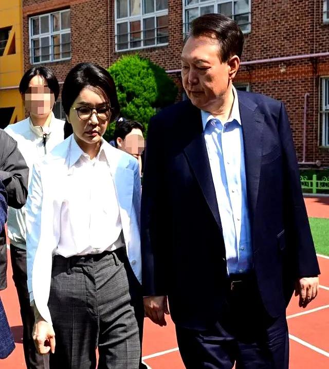 尹锡悦尽显好丈夫本色，天天前往首尔医院陪伴金建希。

根据多家韩媒于6月25日披