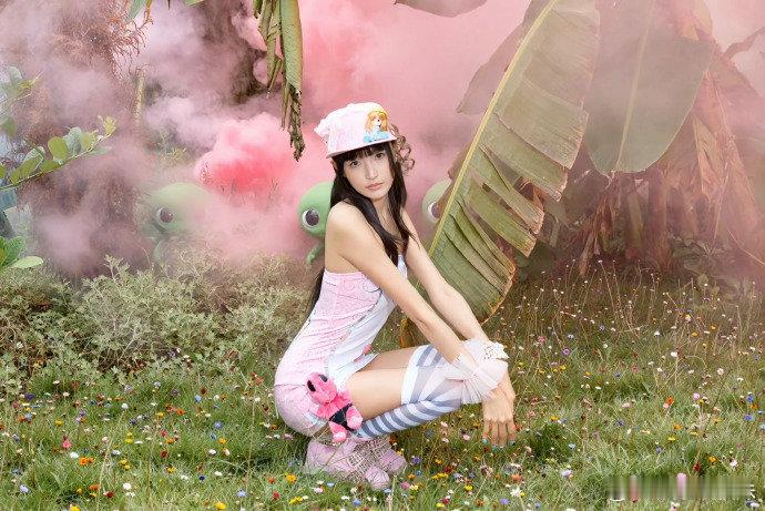 林小宅QQ秀造型千禧风杀疯了！林小宅这套造型像QQ秀真人化，复古元素满满，甜感与