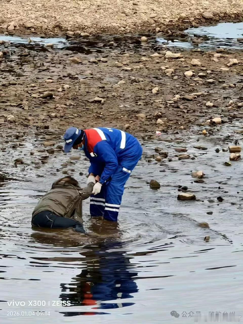 台州环卫工人不顾寒冷下河救轻生女子寒水刺骨挡不住救人决心！台州环卫工人扔下工具紧