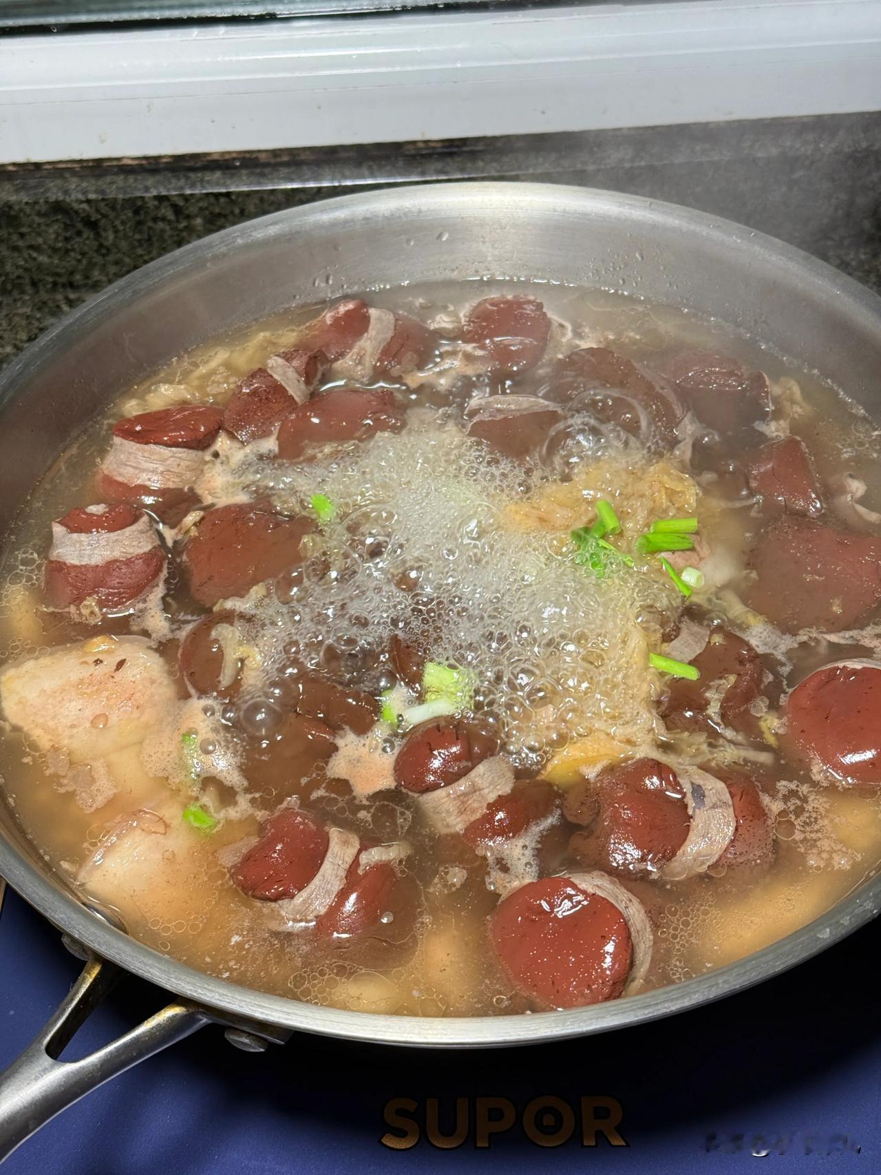 今天上午11:00，我和妈妈一起去市场
买了三斤血肠，花了¥33.7，已经好几年