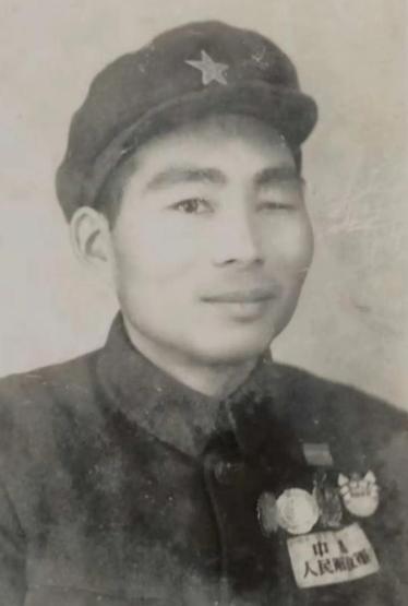 1949 年征战半生老兵凯旋返乡，街头偶遇双目失明的亲妹妹，直接击碎将军所有坚强