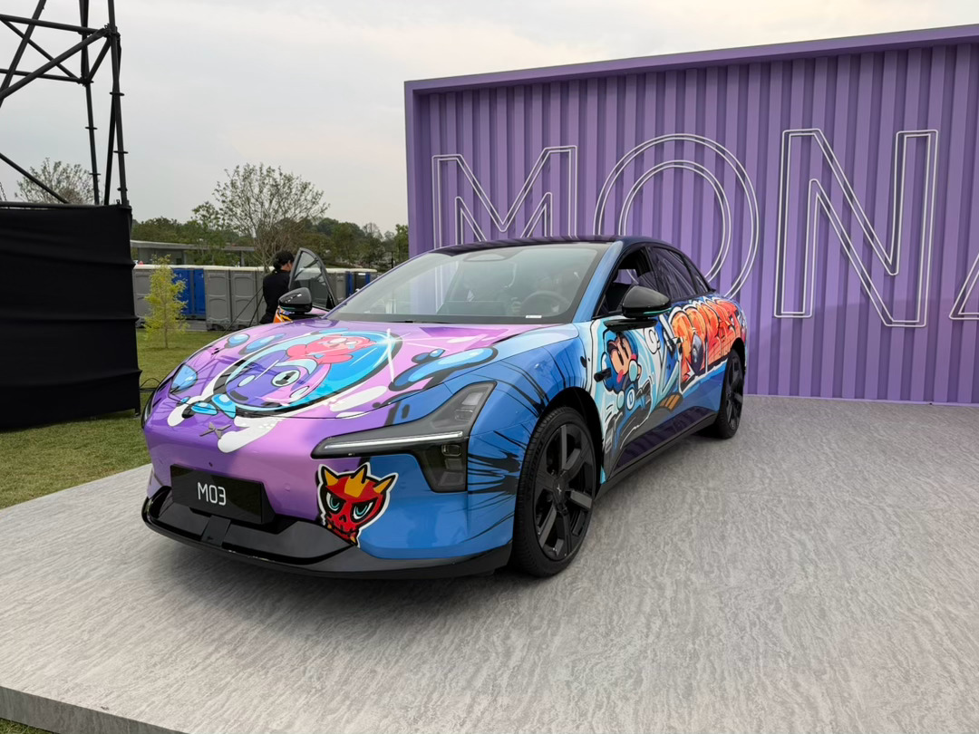 如果是你的车，你会选择哪个涂装？只许选一个！欧阳娜娜开新款MONA冒雨参加发布会