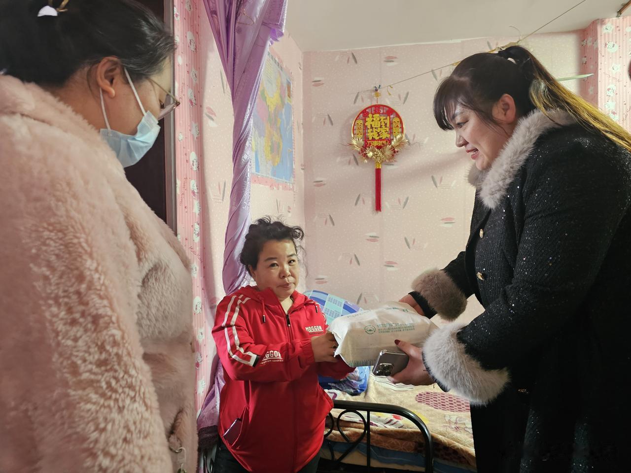 沈阳铁西笃工街道人民里社区开展“解民忧 纾民困 暖民心”系列活动

急群众所急，