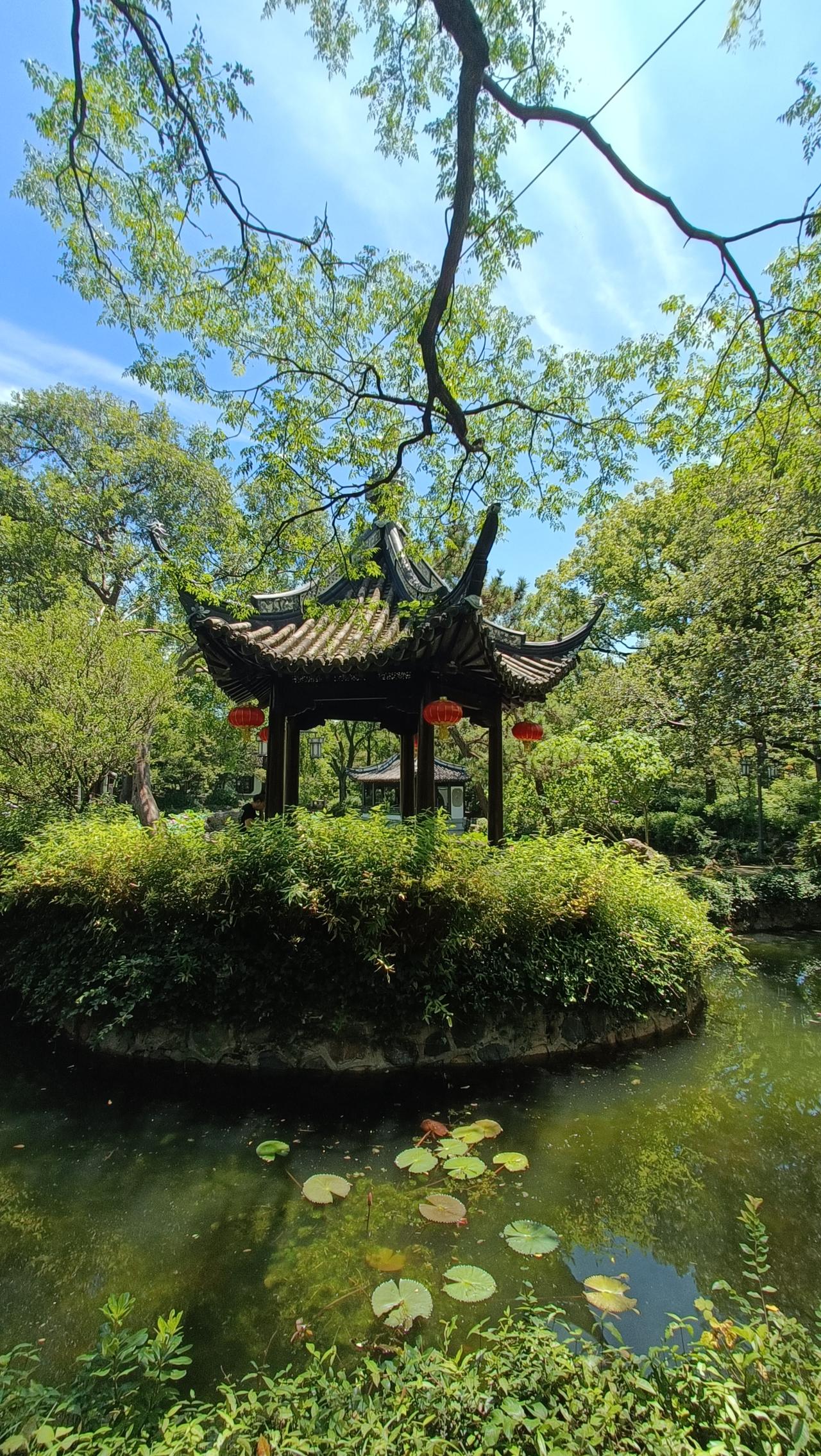 古风小亭，绿意盎然，静享自然之美。
上联：曲径通幽处，
下联：亭台映碧波。