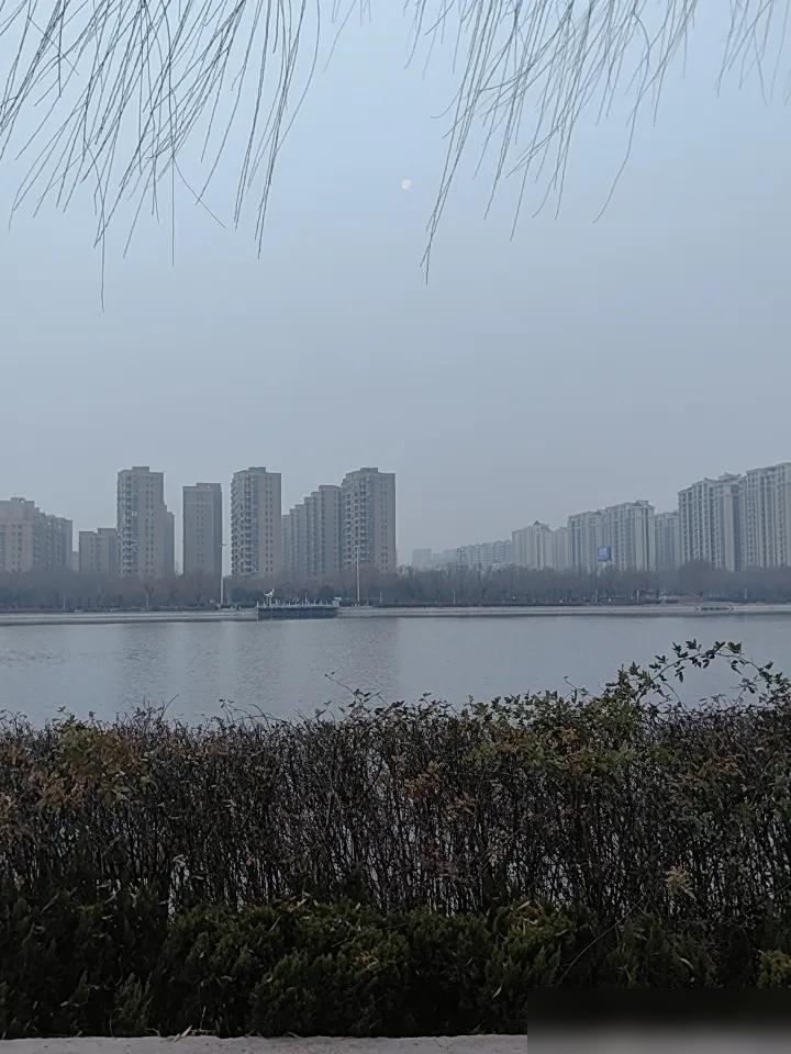 约了今天九点去学化妆。拍了一个多月了，一直放在那里没看过，直到提醒我快过期了，我