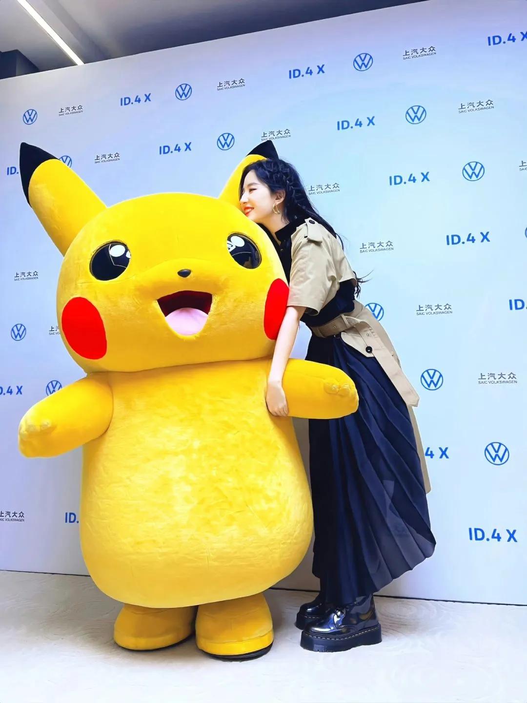 刘亦菲@刘亦菲   你觉得你身边的皮卡丘幸福吗？😊