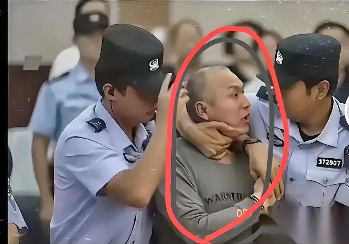 人贩子庭审竟咆哮公堂？

看到这个画面我怒了…

昨晚陪孩子看电视，镜头扫到姜甲