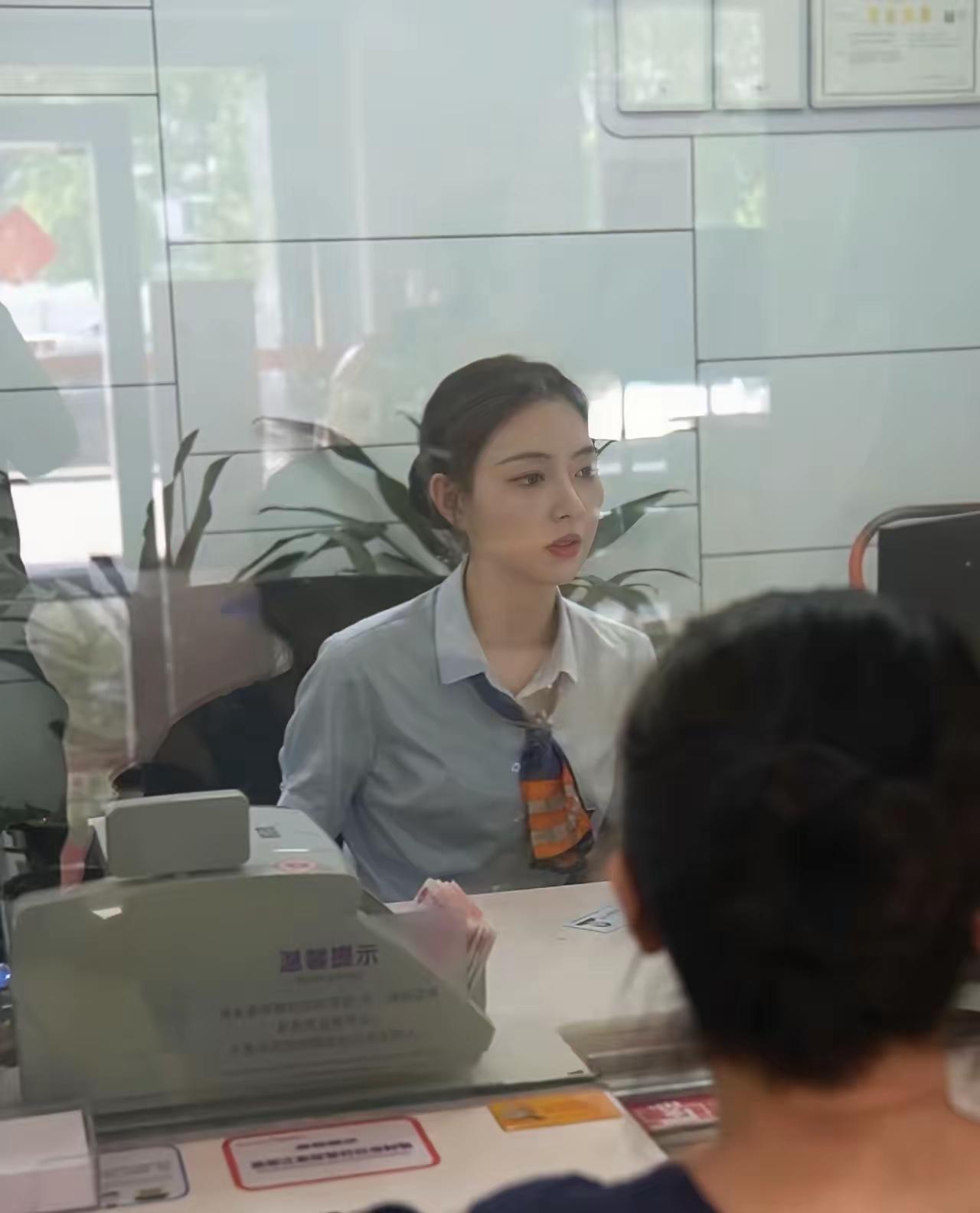 侄女在银行上班3年，
刚刚在群里给大家打招呼，
如果手里有20万以上的，千万别老