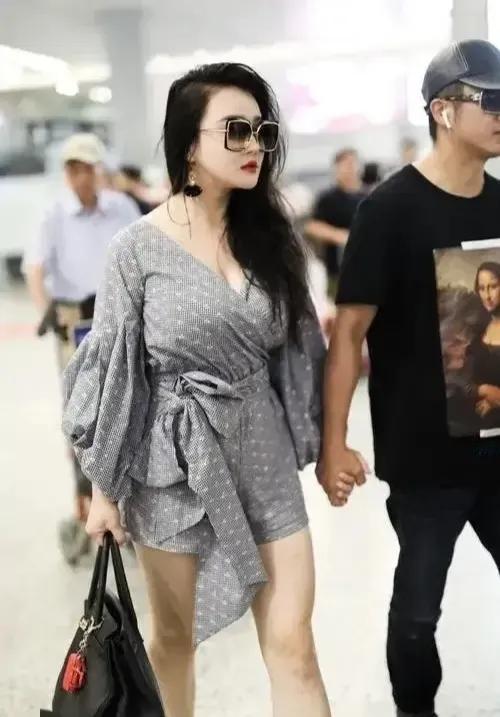 邹市明娶了个好老婆。走向了一条他本来不会走向的道路。按照正常的轨迹，他应该在退役