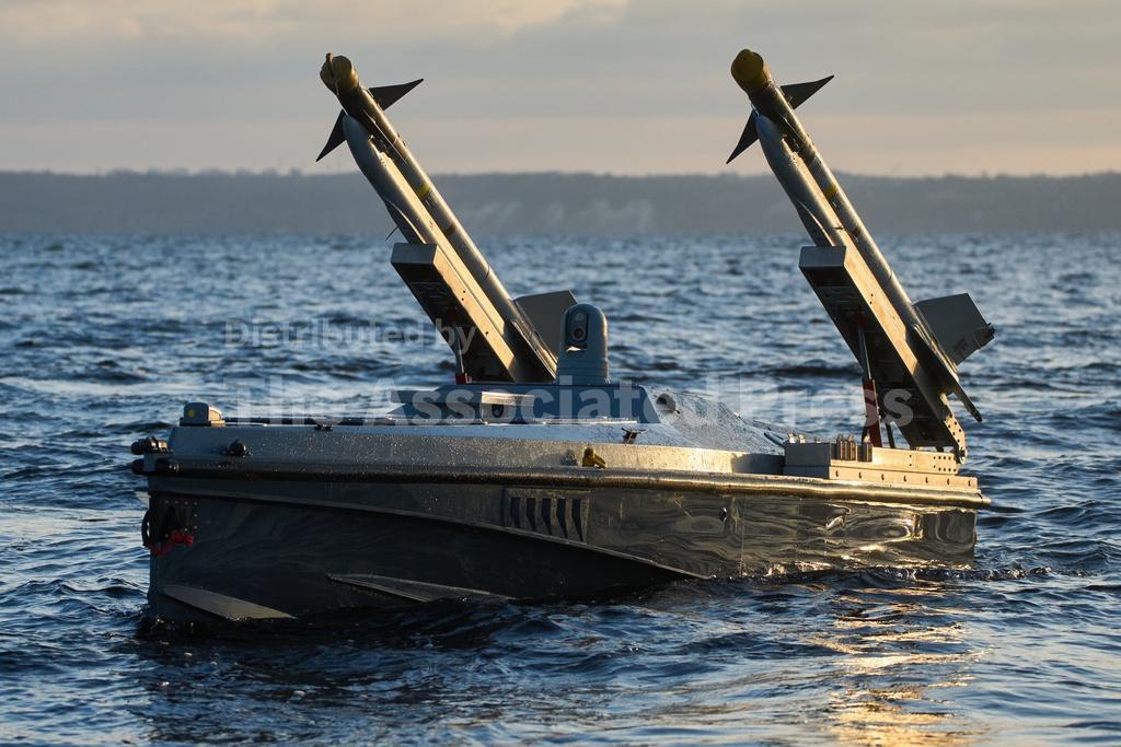 乌克兰国防情报局研发的Magura V7无人艇配备了舰对空导弹（AIM-9 响尾