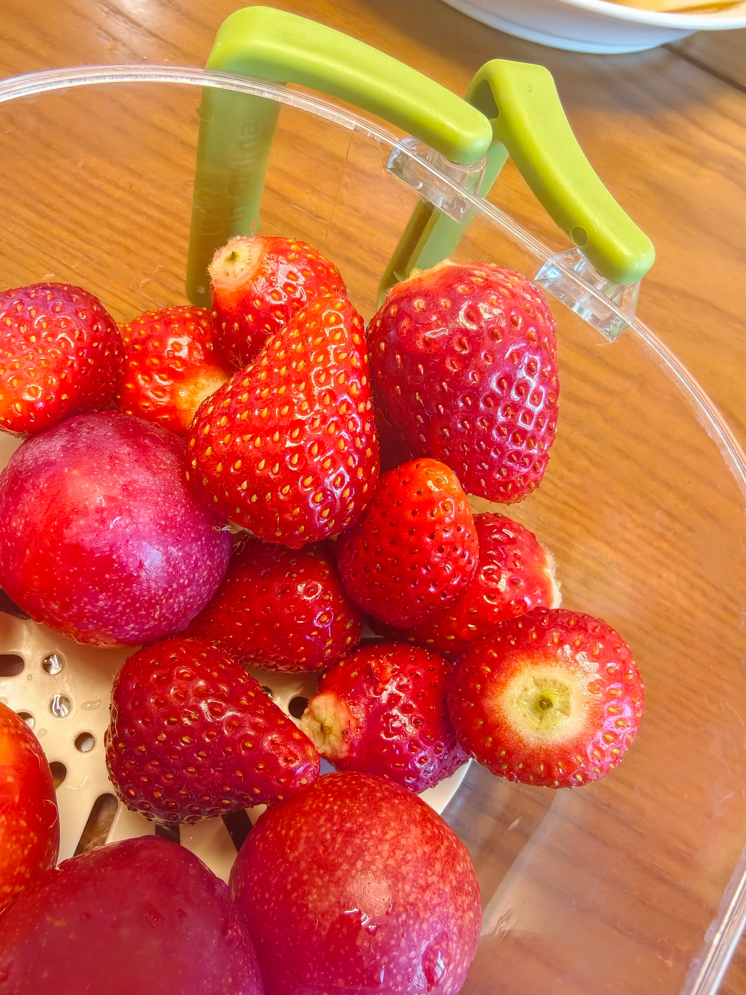 跟着团购的这个草莓啊，真好吃。我妈从来不夸草莓，这几天总跟我说草莓好吃