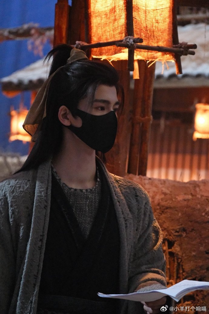 妈妈我抽到张凌赫绝版SSSR了我在雪地里抽出绝版SSSR了！是战损版张凌赫，这睫