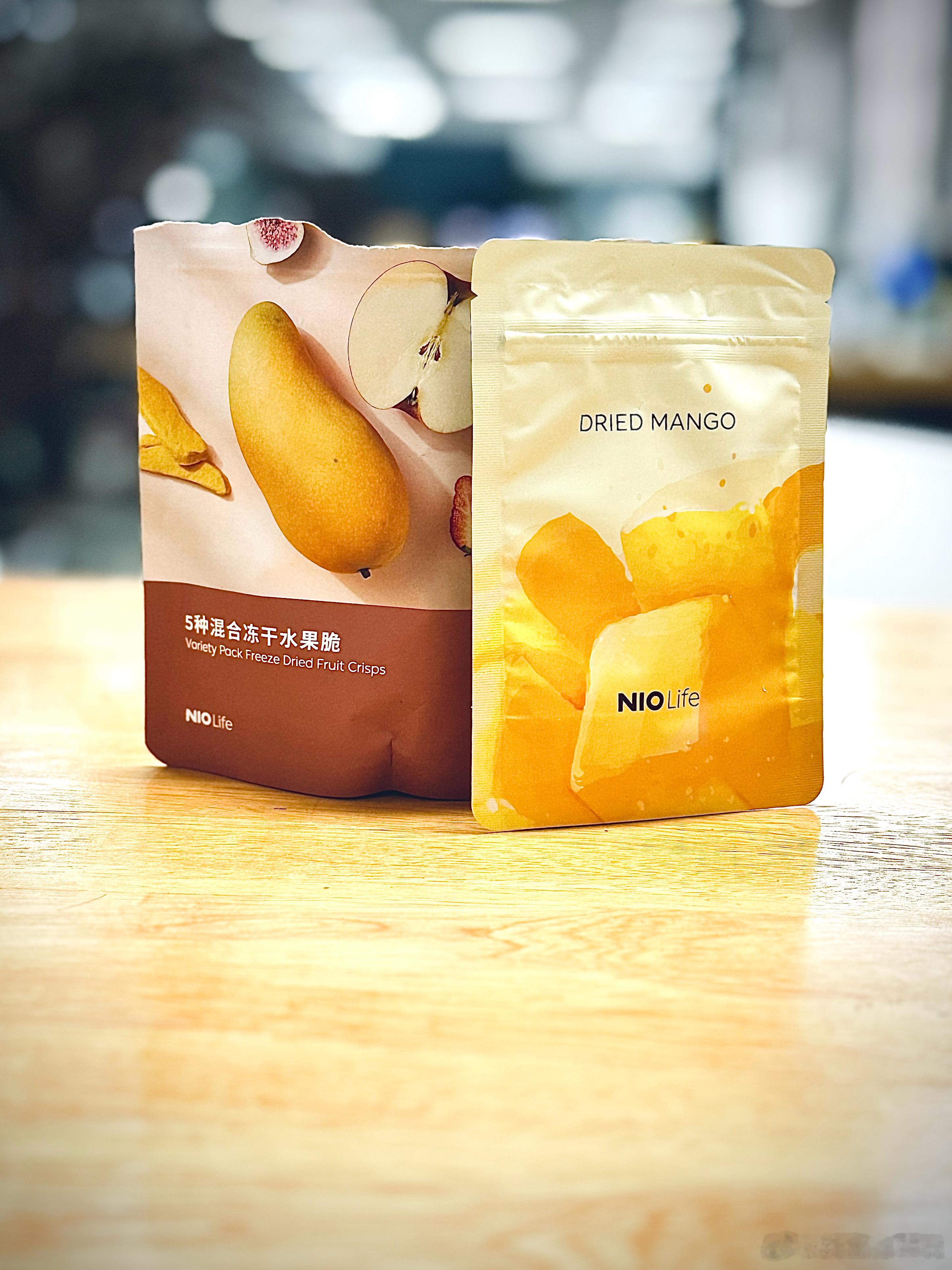 在公司发现一些蔚来零食，你们有吃过吗？ ​​​发现蔚来商品包装的特点是能不写中文