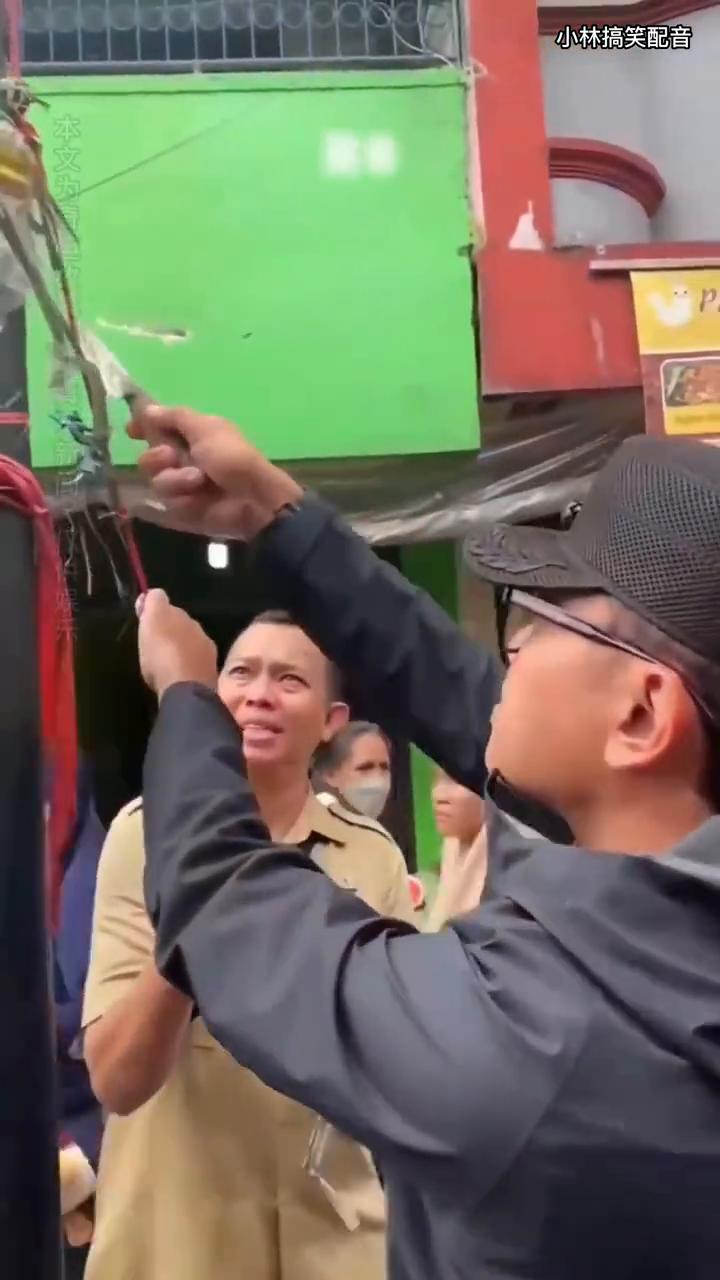 小林搞笑配音。
国外的城管真霸气，路边商贩拉的绳子直接一刀斩断。