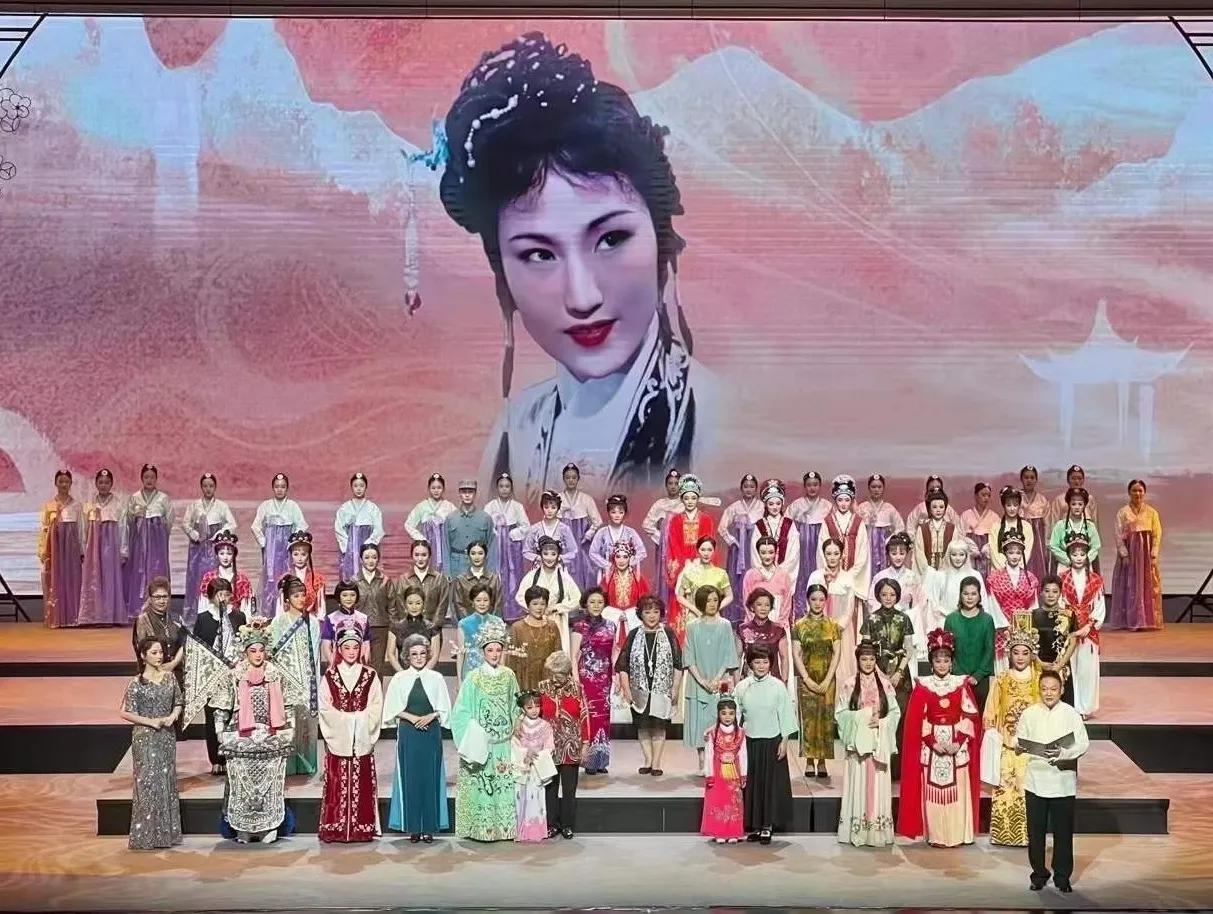 “天上掉下个林妹妹”--纪念越剧宗师王文娟专场演出
合唱的节目多了点
生旦组合的