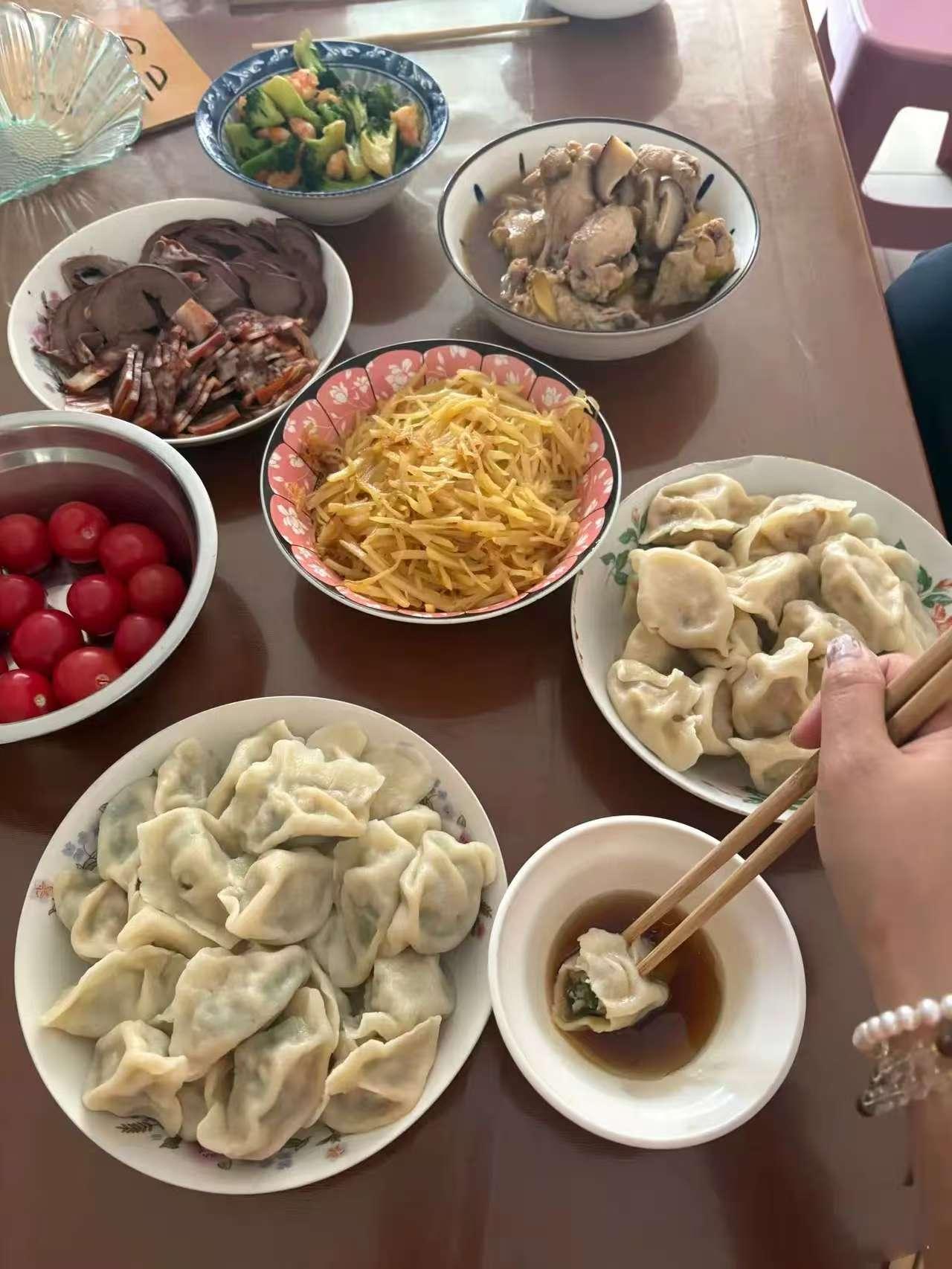 人到中年，要接受很多事，
接受父母不爱你，
接受自己普通，
接受孩子不优秀。
年