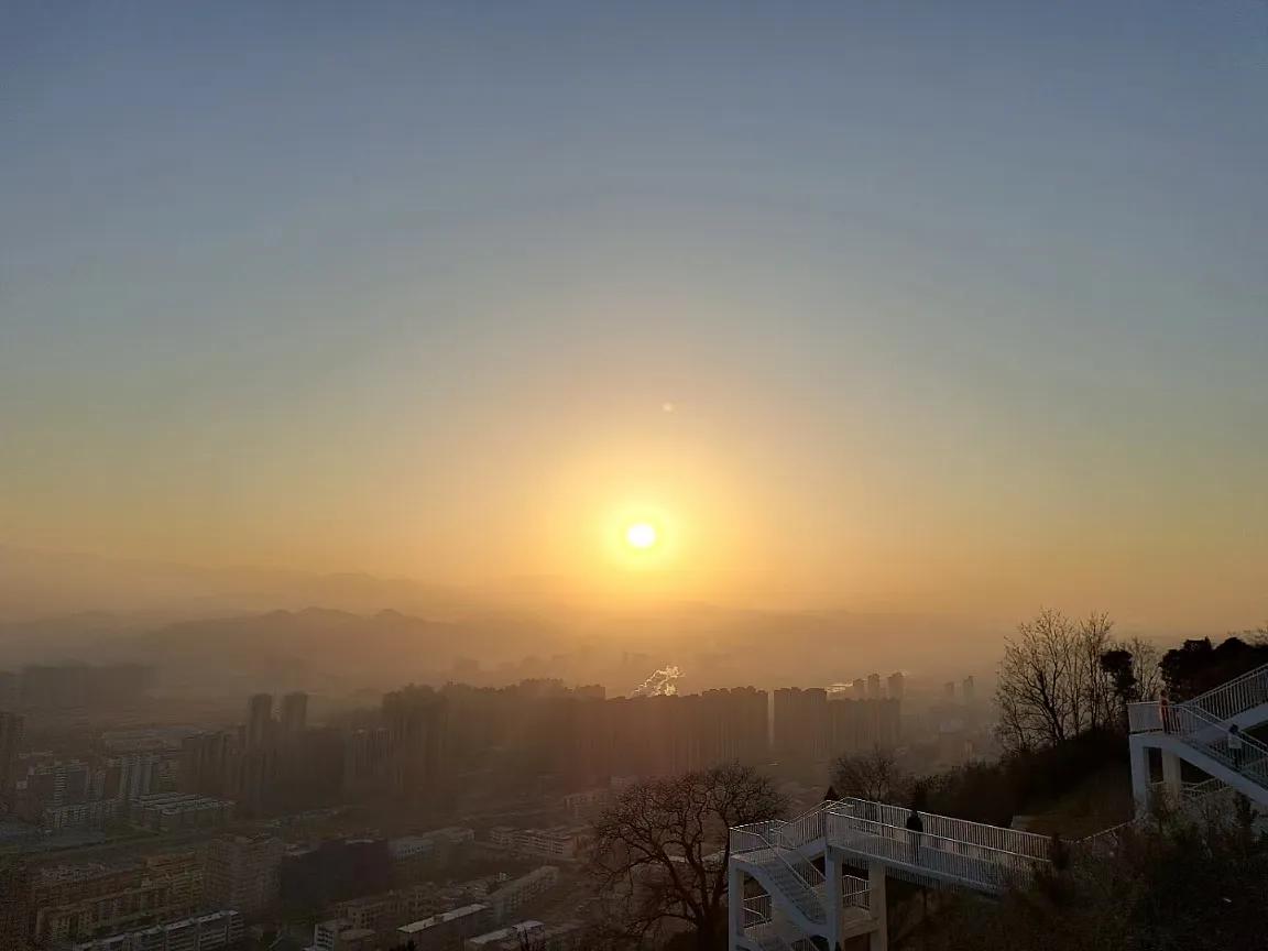 不知道大家发现没有

在农村，许多农村妇女其实生活的很惬意，地位相当高的。

前