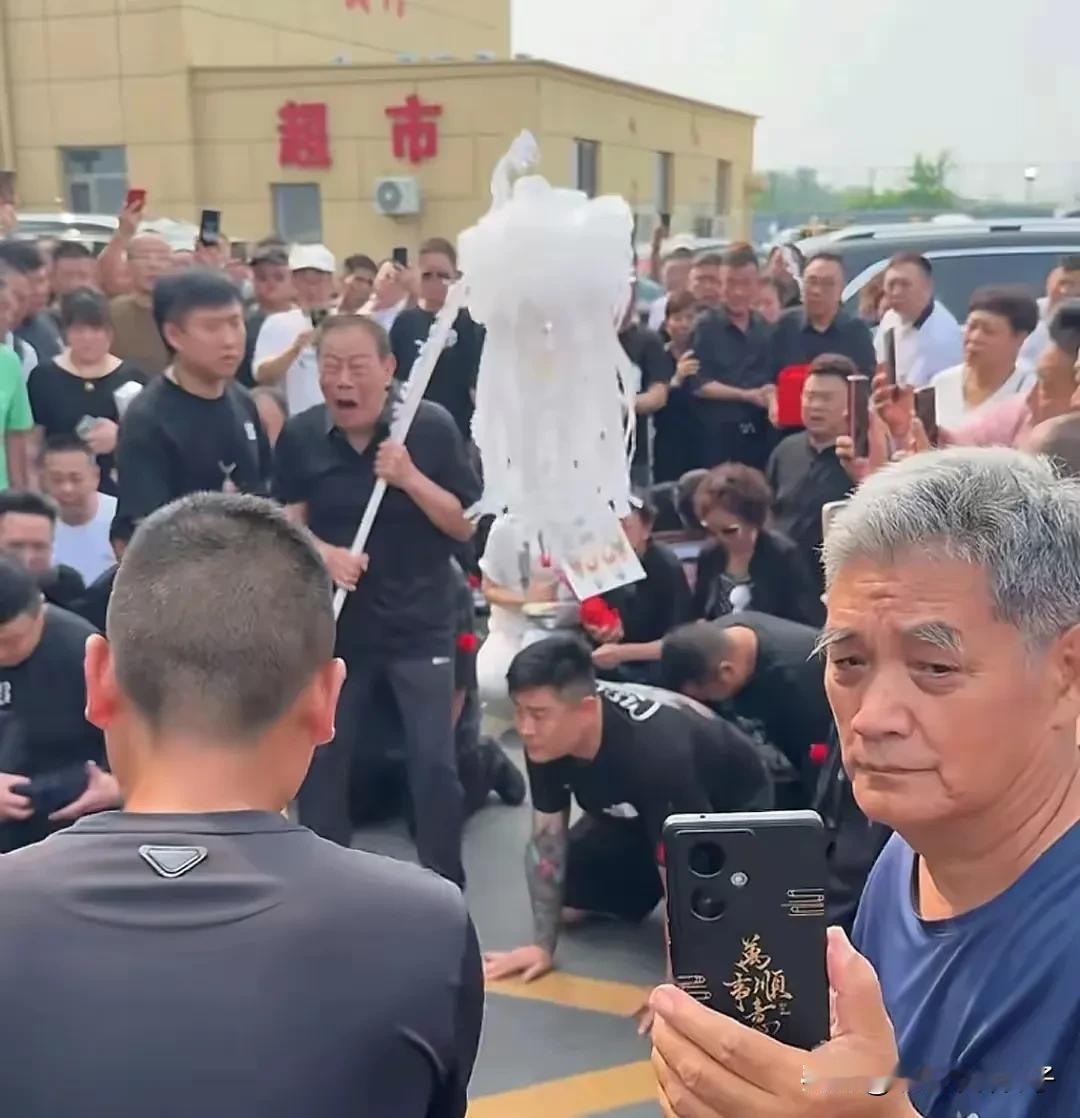 杨少华告别仪式，赵本山送了花圈！
7月11日，杨少华告别仪式上，亲朋好友纷纷赶来