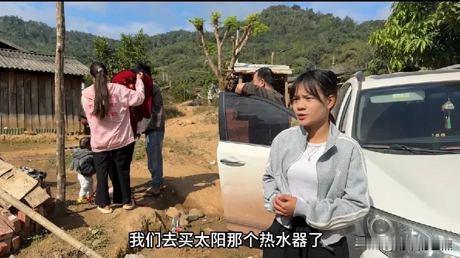 小陈给老挝丈母娘家新房购置了一个大件——安装了一台太阳能热水器。小梅激动地表示，