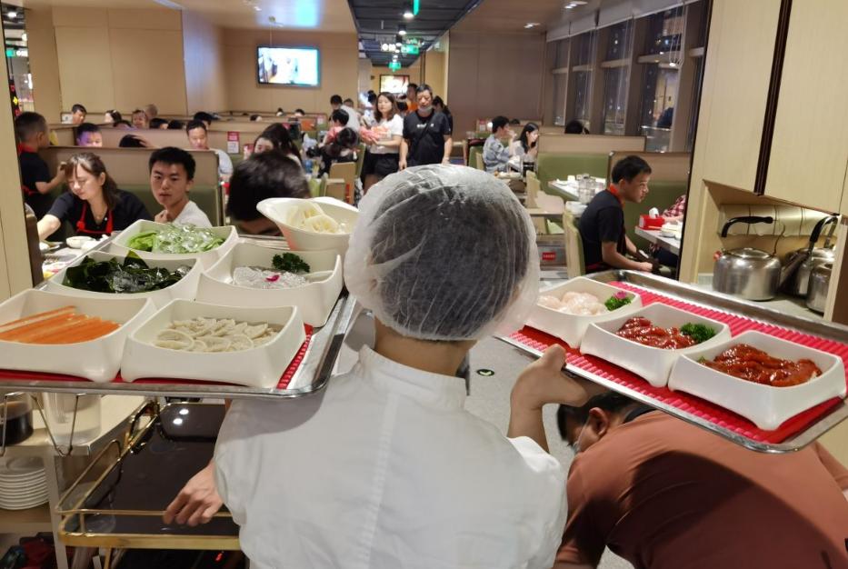 中美关系紧张挡不住！中国餐饮狂卷美国，门店排起长龙
 
12月1日消息，尽管中美