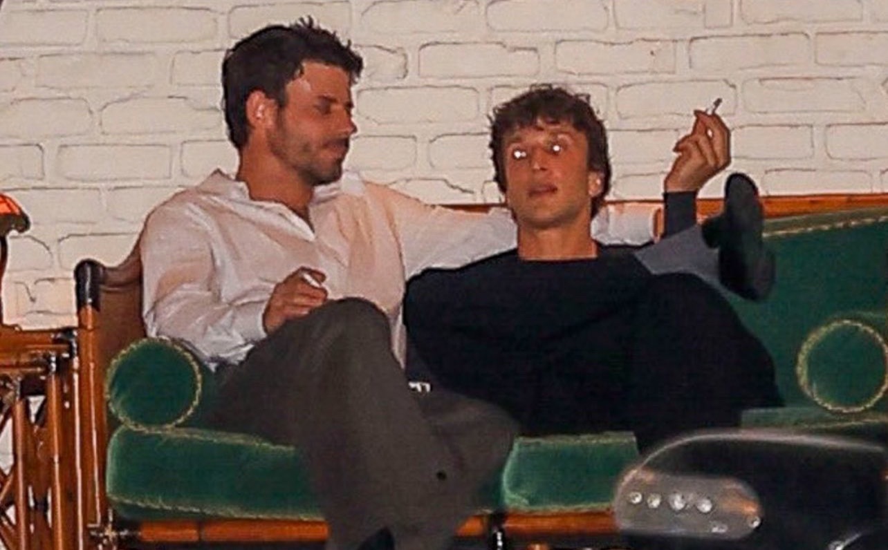 François Arnaud与造型助理Andrii Panasiuk在Chât