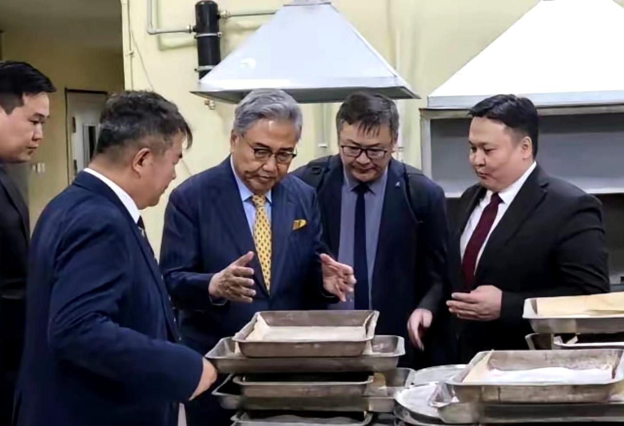 蒙韩官员参观位于蒙古国的蒙韩稀土研究中心。 ​​​