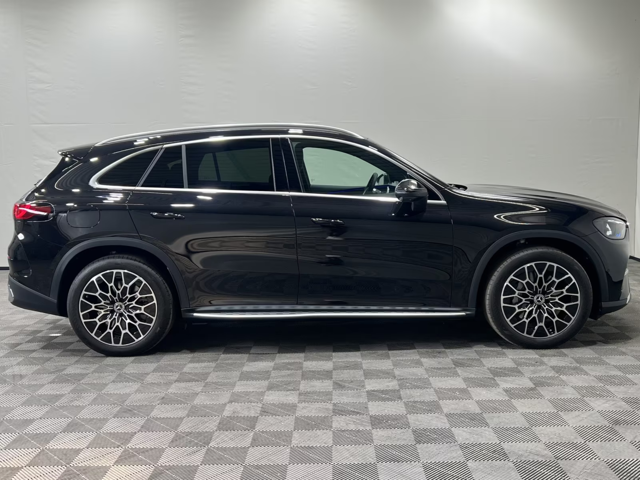 新车 Mercedes-Benz GLC EQ 400 4Matic，看看海外的