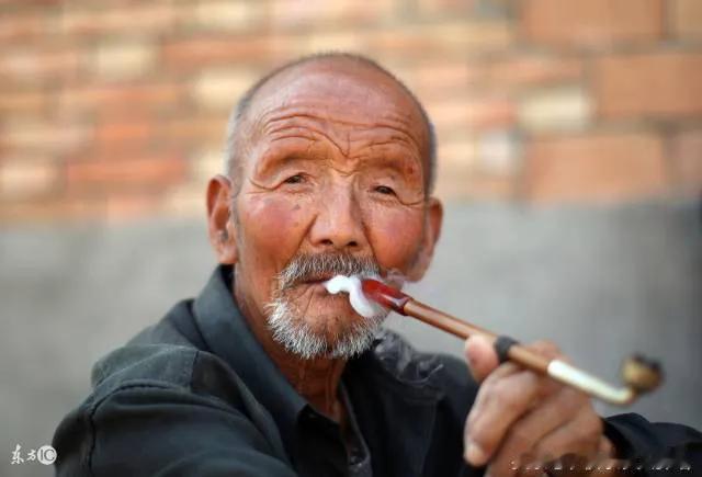 我的老丈人，异想天开的老人，说要去外太空治疗冠心病。还要吃灵芝袍子粉，要买海参，