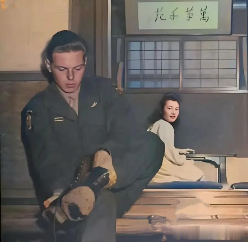1946年，美国士兵与日本女人结束交易后的一幕，坐在榻榻米上的日本女孩，一脸意犹