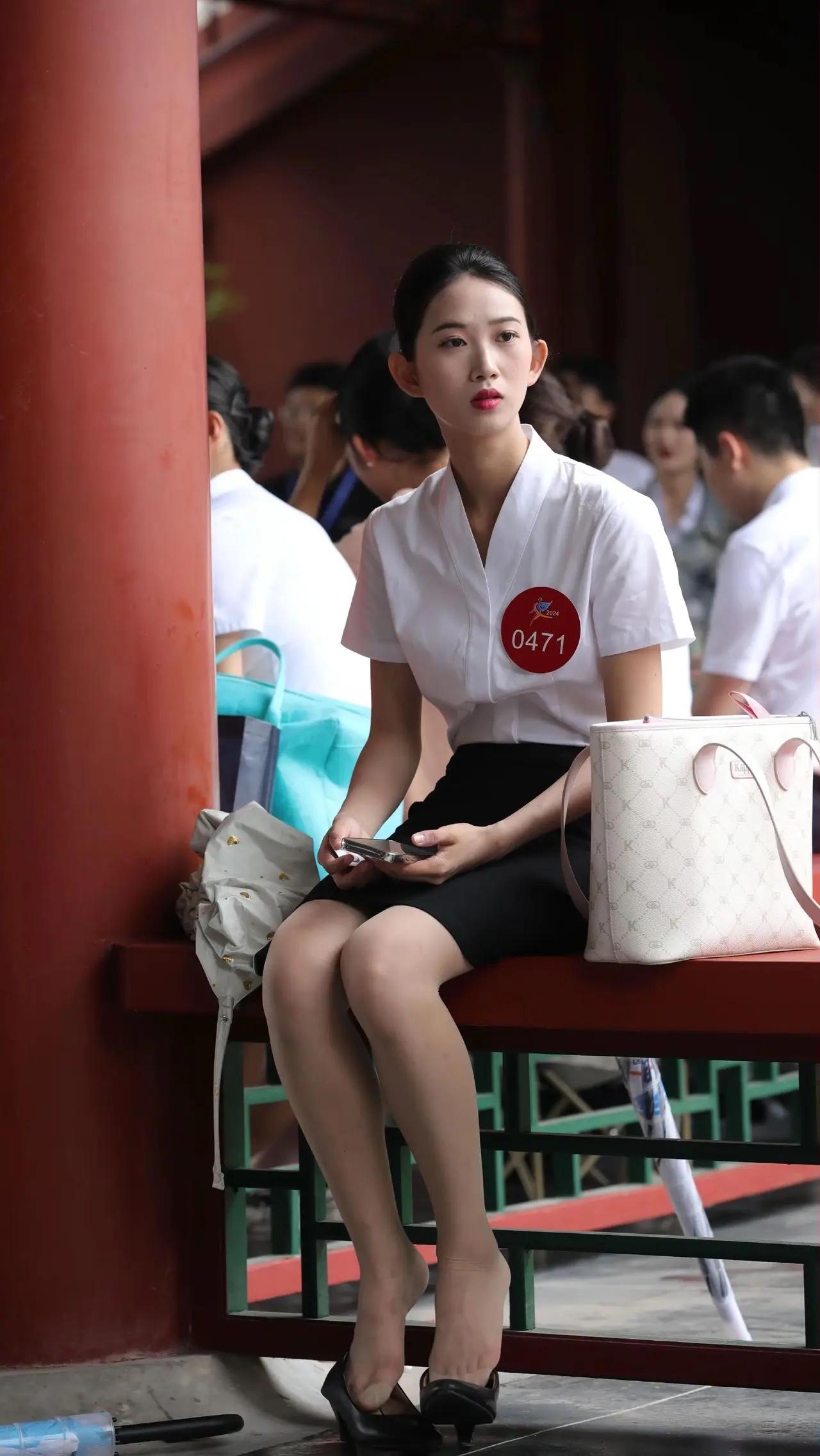 这位清纯可爱的女士，能看得出来她是从事什么工作的吗？