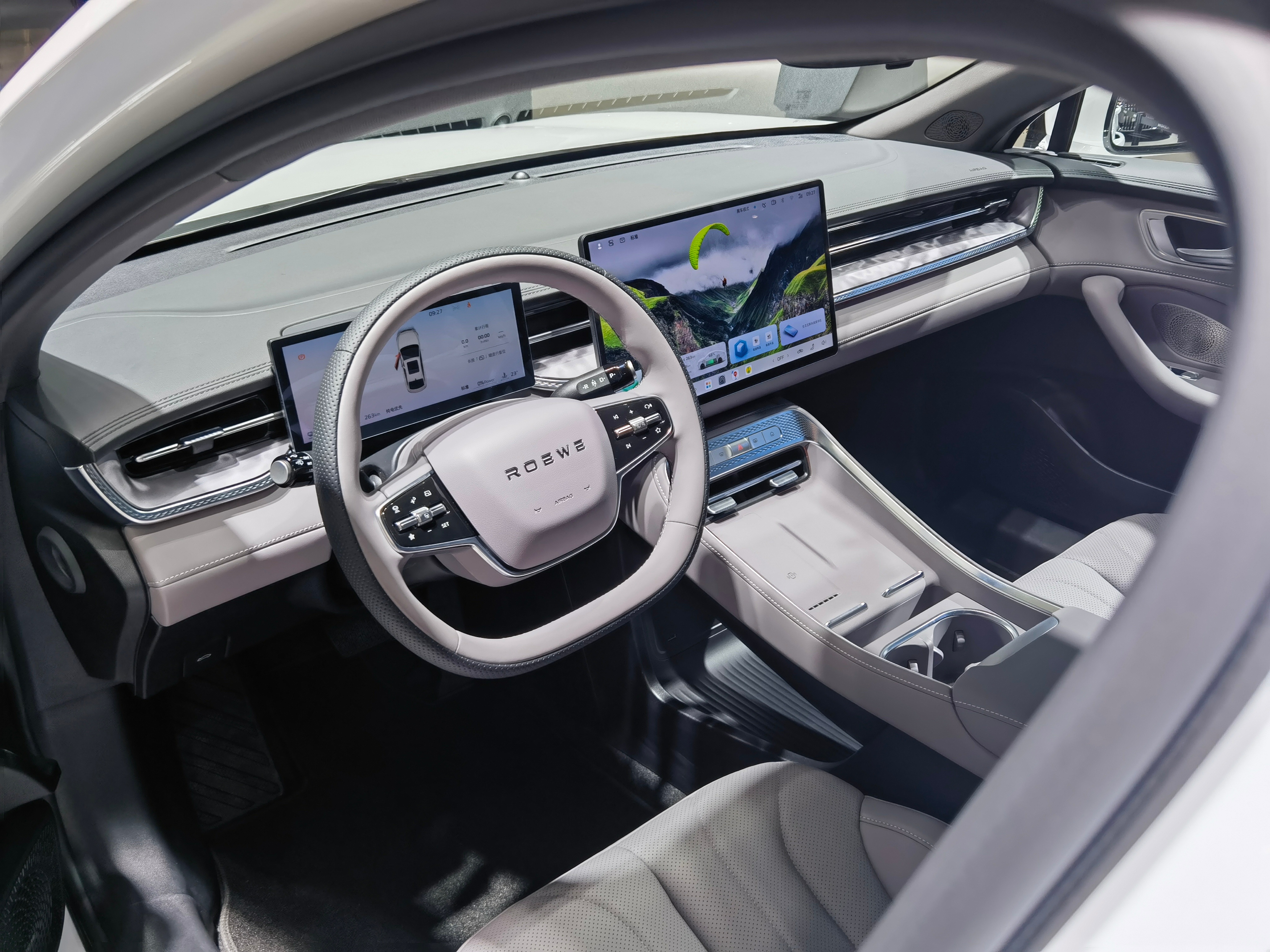 这次在广州车展上，荣威m7的豆包深度思考大模型车机发布会上，让我体验到了很强的"