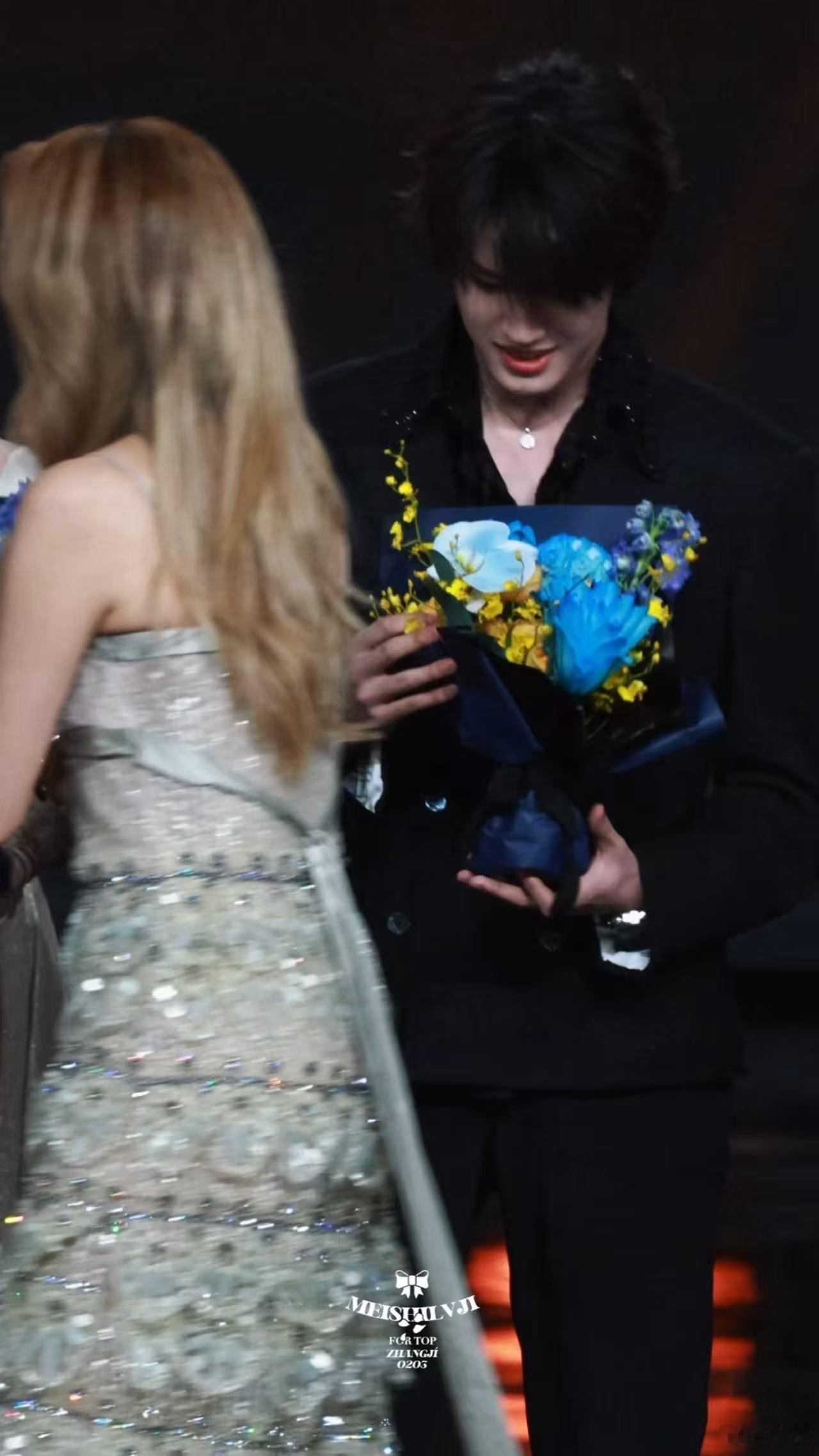 张极捧花贵公子 谁懂张极捧花的样子有多绝，西装搭蓝色花束温柔又显贵，游刃有余的状